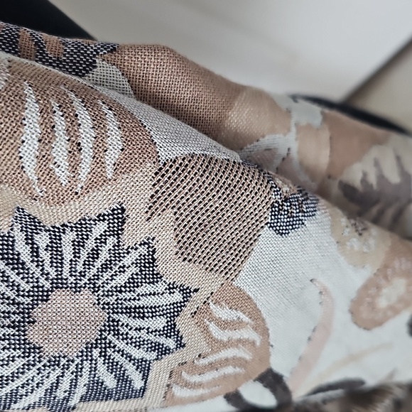 NWT Vince Camuto Beige Floral Scarf with Fringe - Picture 9 of 16